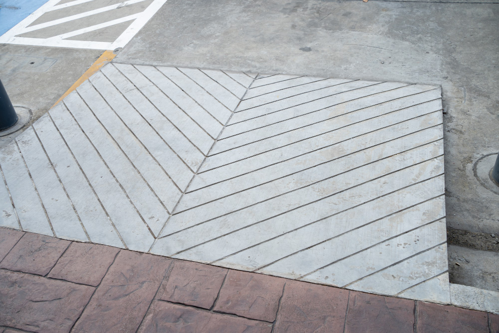 Terrasse extérieure et margelles posées par ARTPRO 17 pour valoriser les extérieurs